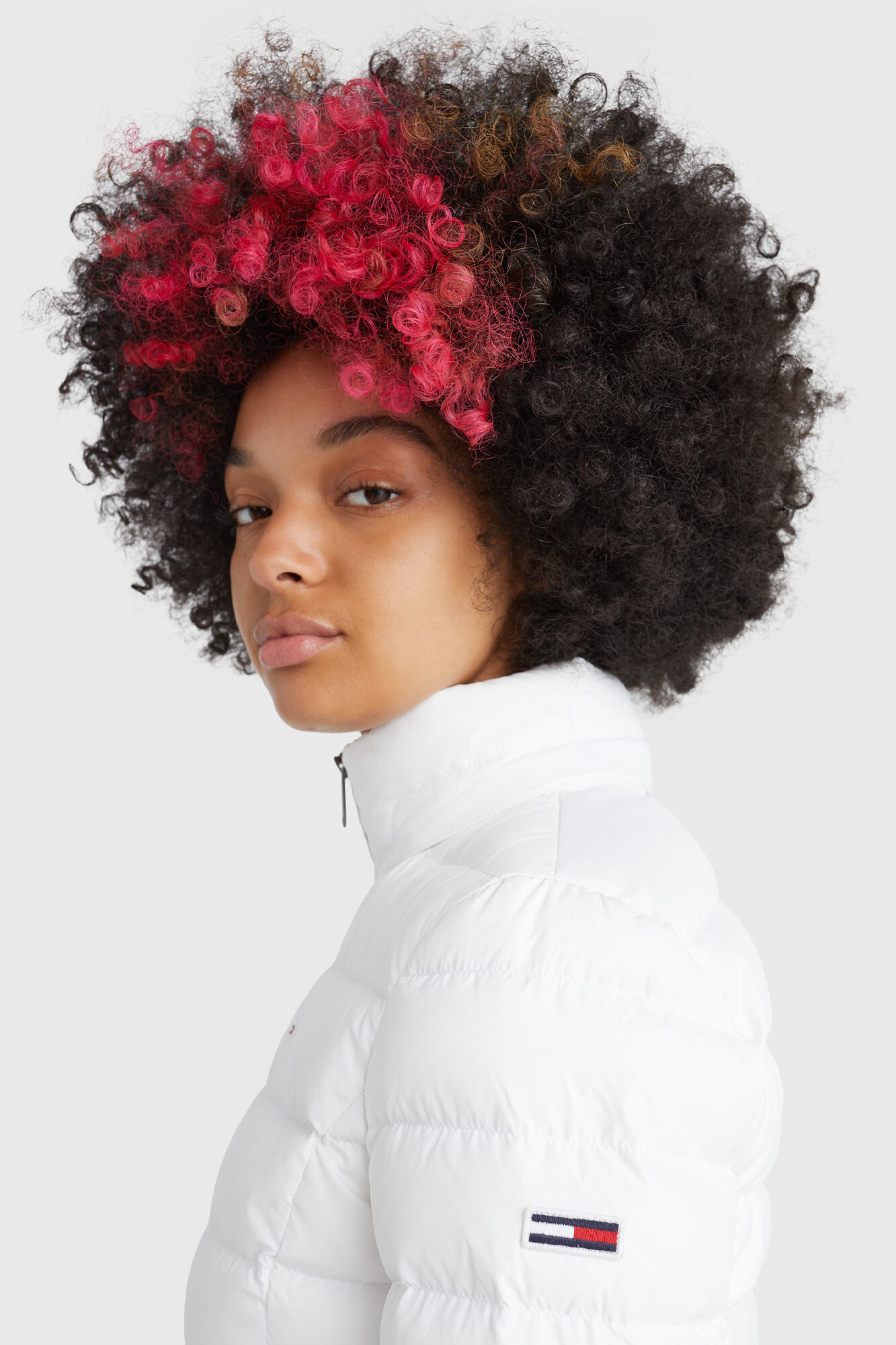 Jaqueta feminina Tommy Jeans com capuz e enchimento de plumas.