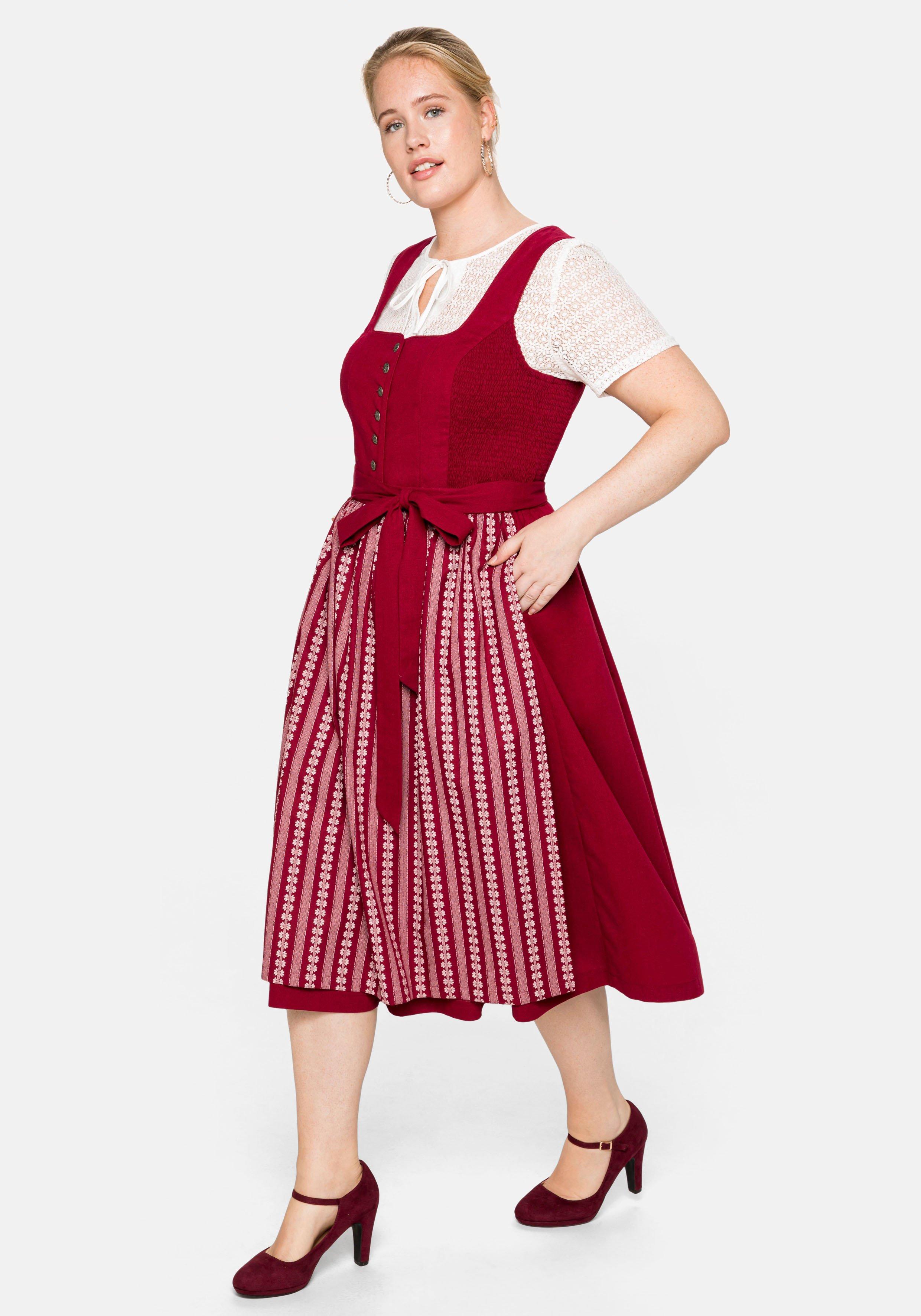 Dirndl in Midilänge, mit Spitzenbluse und Schürze