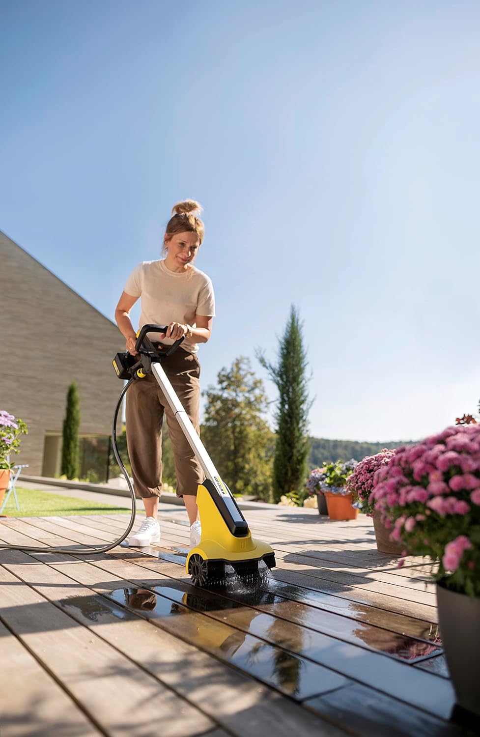 Kärcher 18 V Akku-Terrassenreiniger PCL 3-18, Druck: max. 10 bar, Wasserdurchfluss bei 4 bar: max. 180 l/h, max. 20-40 m2 & 18 V Starter Kit 18/50, 18 V/5 Ah Akku mit Schnellladegerät