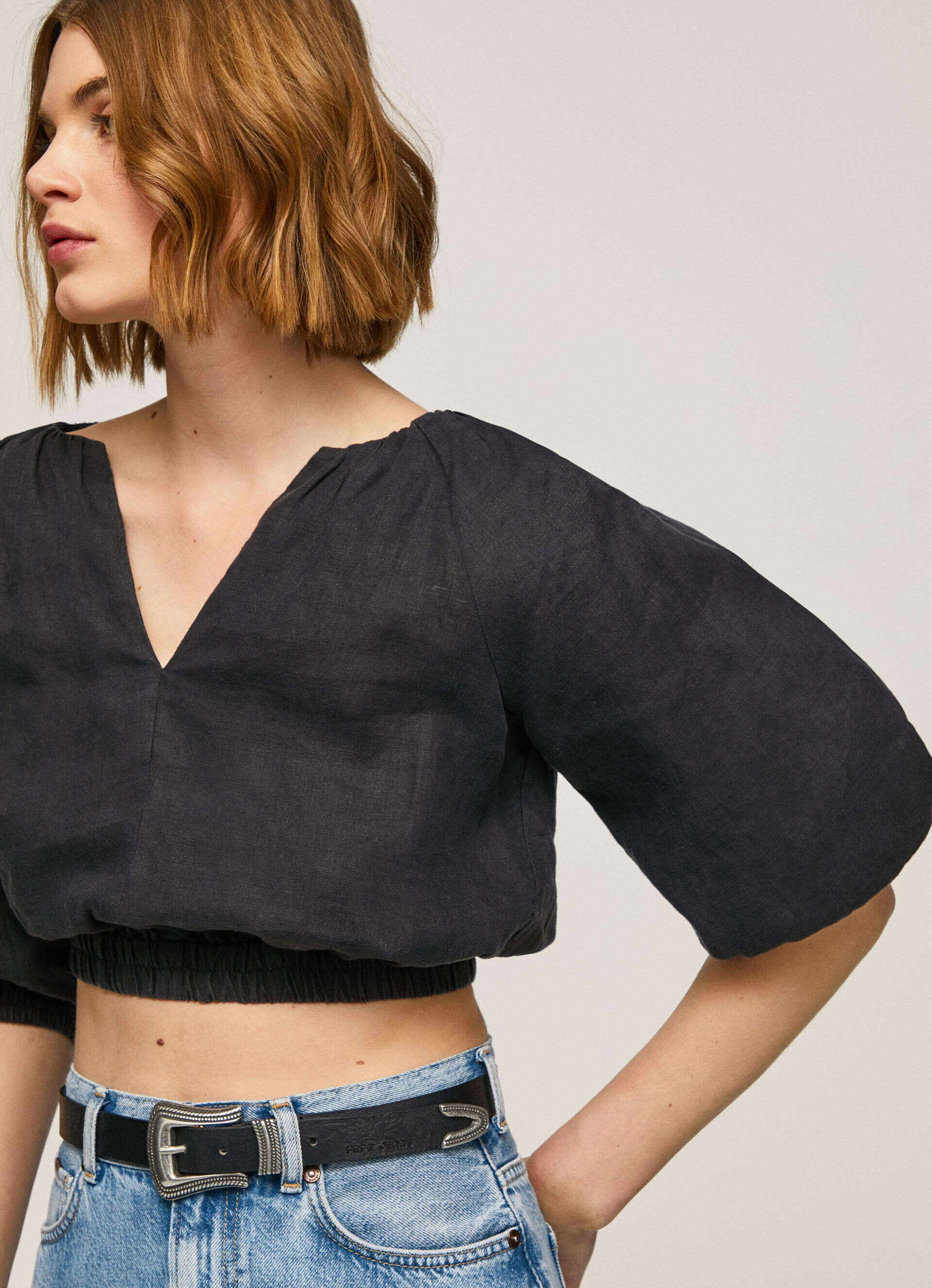 Blusa cropped com decote em V - preta