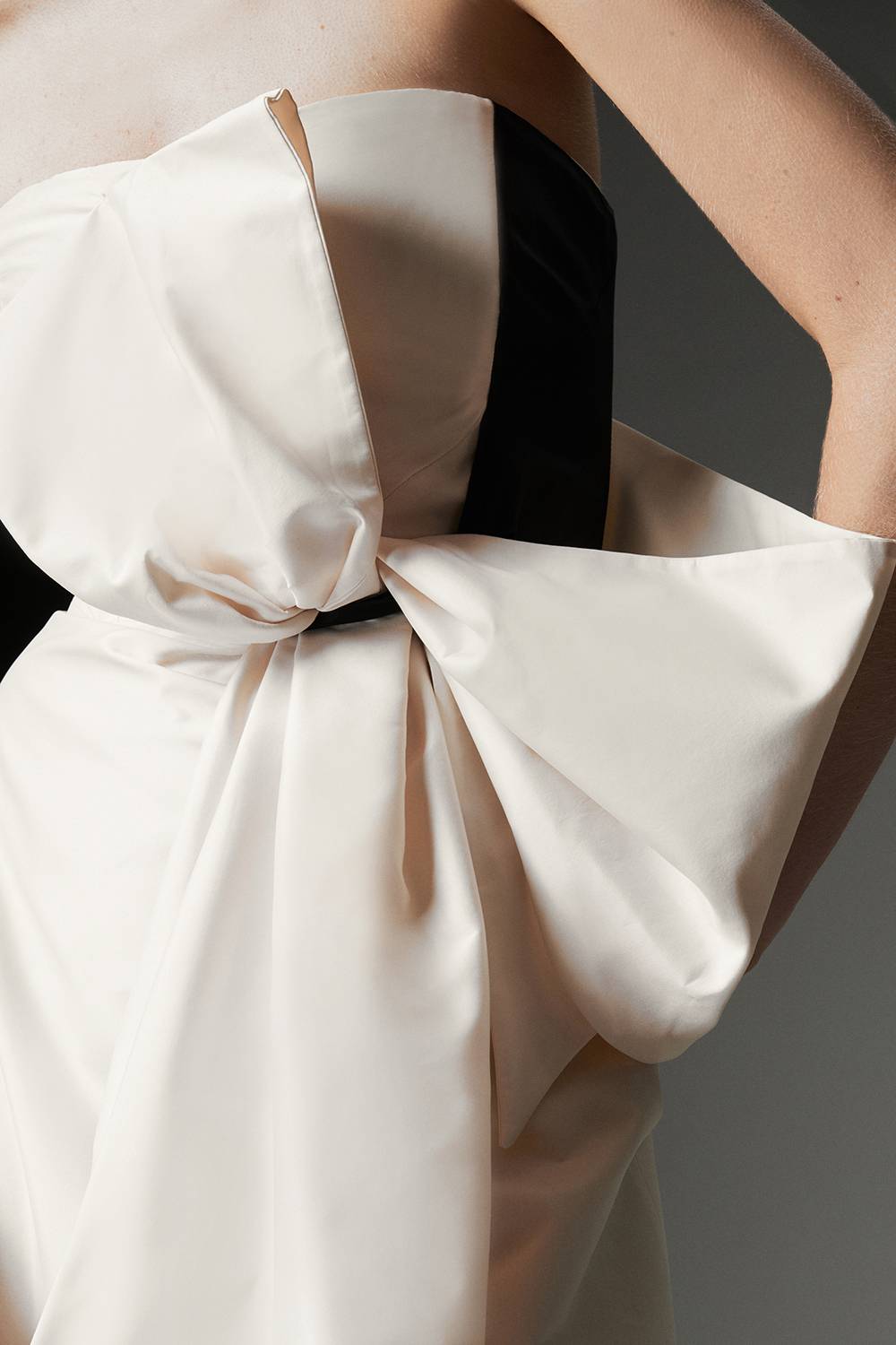 KarenMillen Collection Archive - Petite robe mini en taffetas ornée d'un détail de noeud tissé