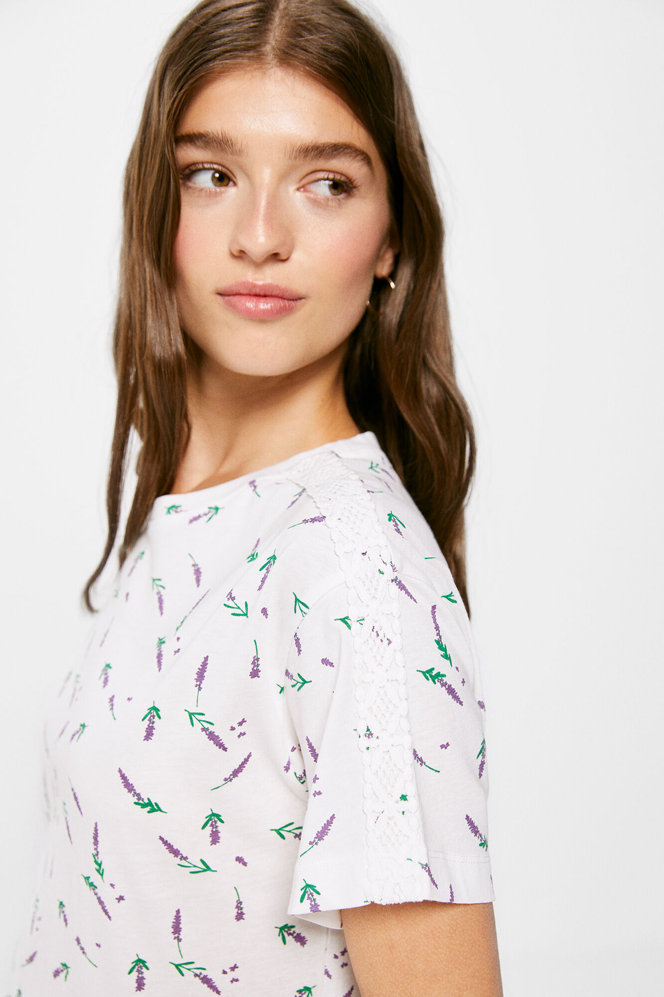 Camiseta CROC™et com estampa de ombro
