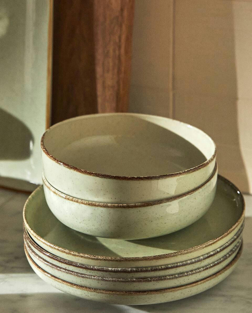 Tigela de porcelana com borda de acabamento antigo