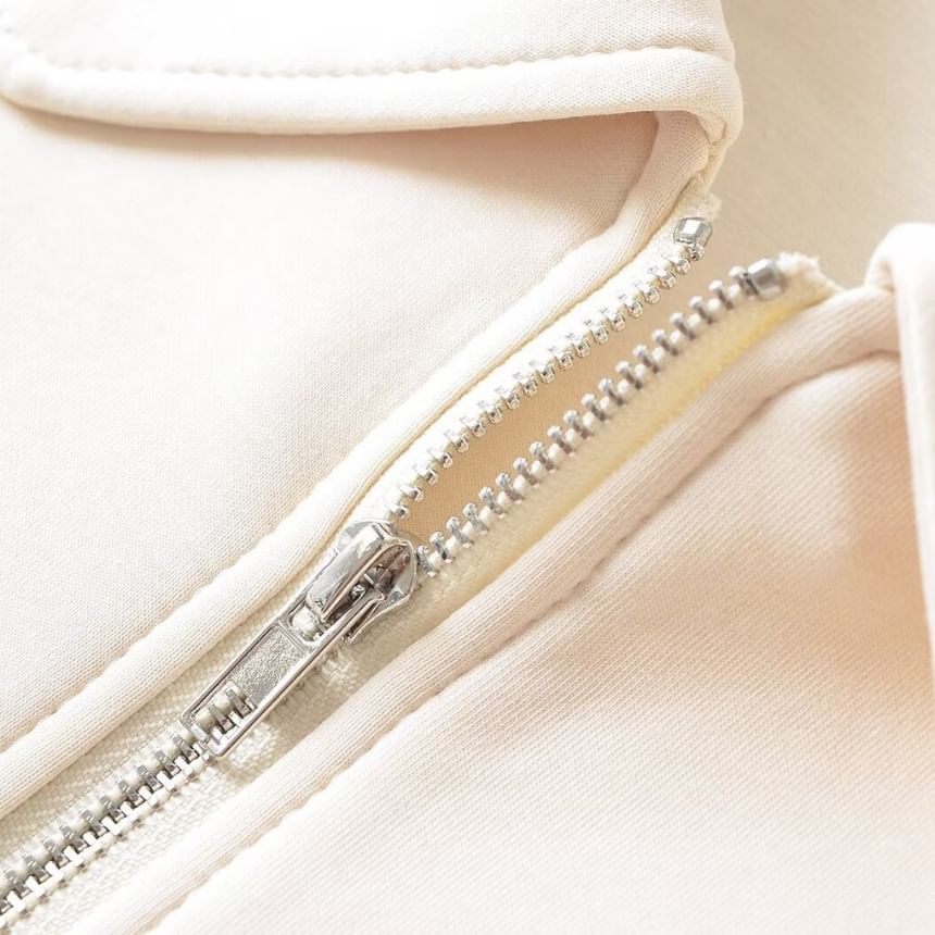Yukis - Cropped jack met kraagletters en geborduurde rits