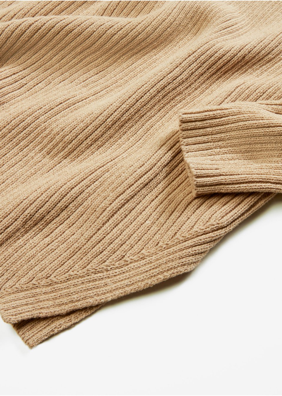 Pull long à col roulé en maille côtelée