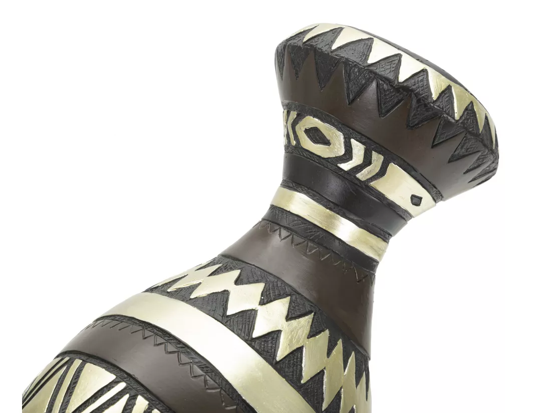 Sculpture tête de femme Masai avec coiffe et bijoux tribaux, 23x19x38,5 cm, statue en résine noire et couleurs mixtes, inspirée des traditions.