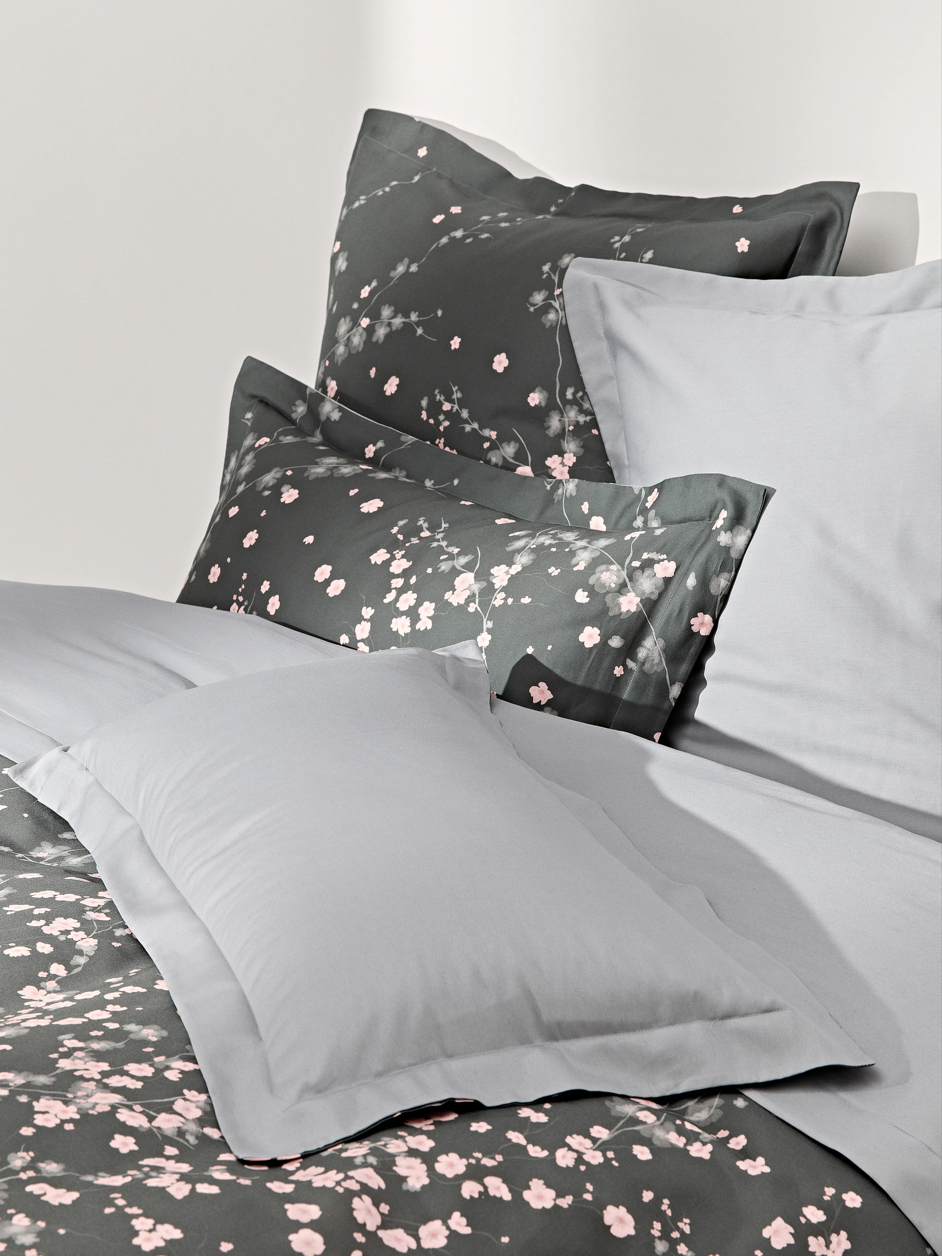 Katoenensatijnen kussenhoes Sakura met bloemenprint