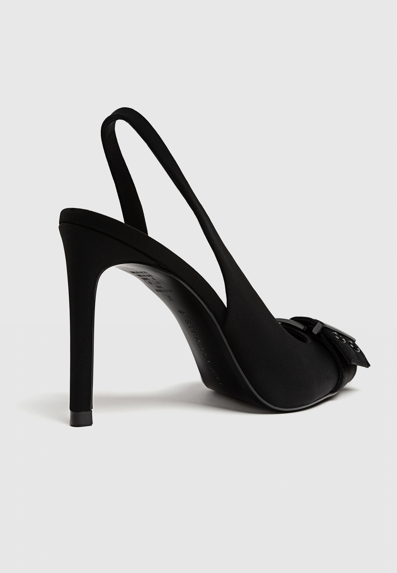Sapatos de salto alto com fivela e tira no calcanhar