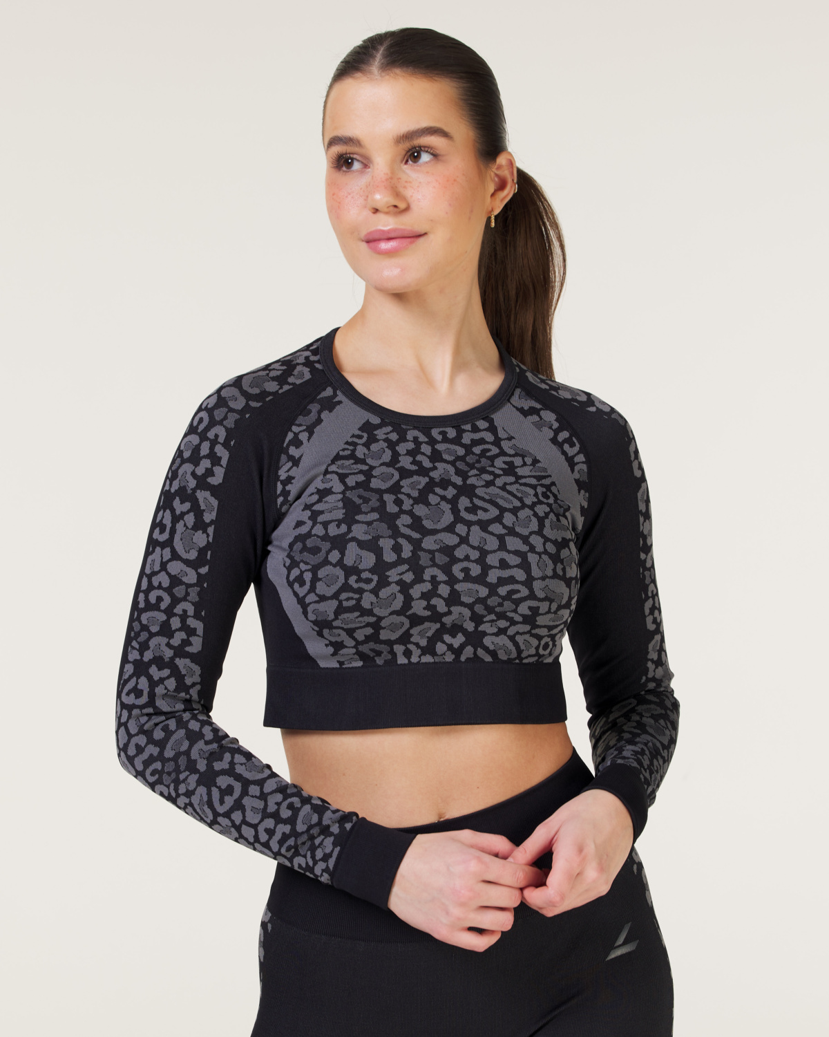 LEVITY Leopard Seamless Cropped LS Black Leo