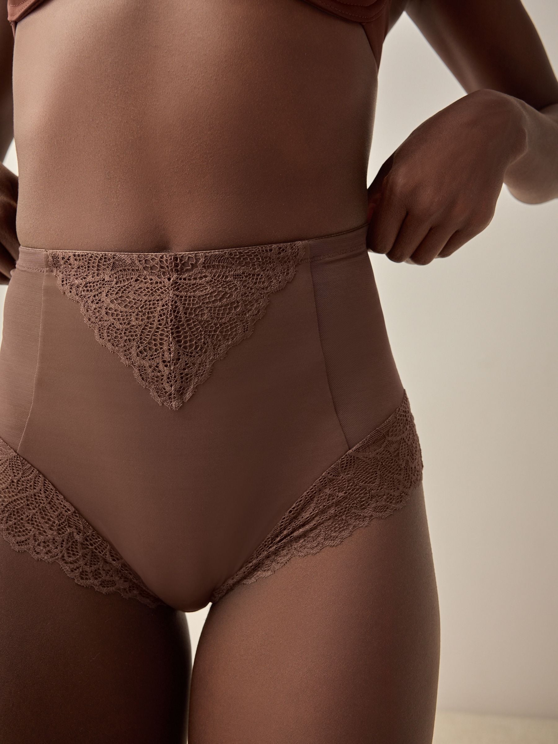 Chocoladebruin - Vormende slip met stevige buikcorrectie