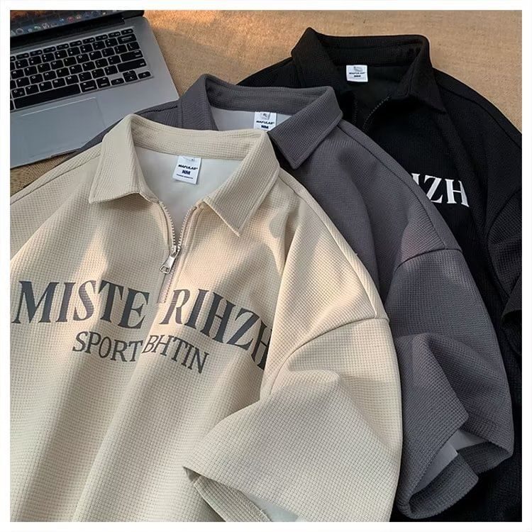 Capbrew - Top met korte mouwen, kraag en halve rits, bedrukt met letters