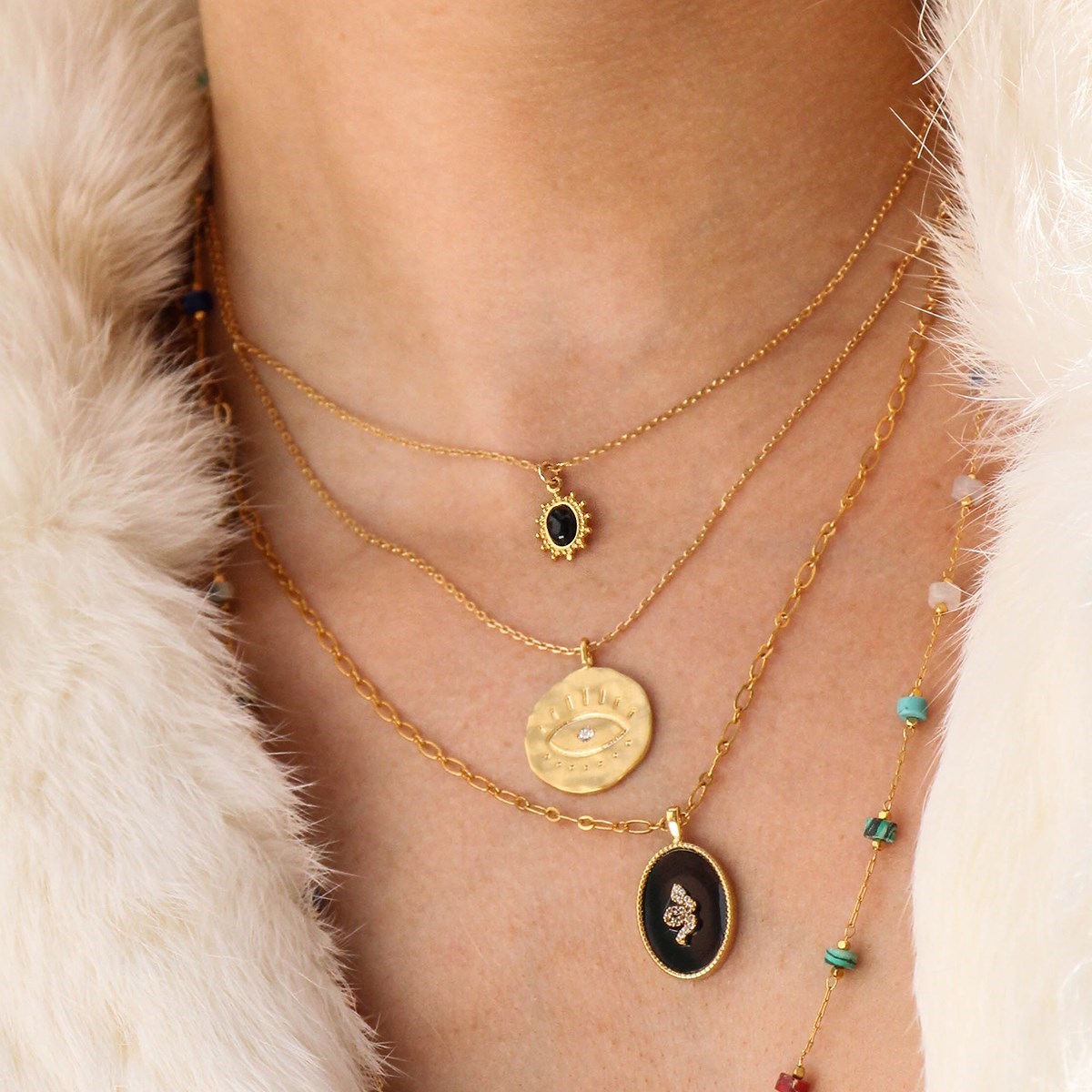 Collier médaille agate noire doré à l'or fin 24k THELMA