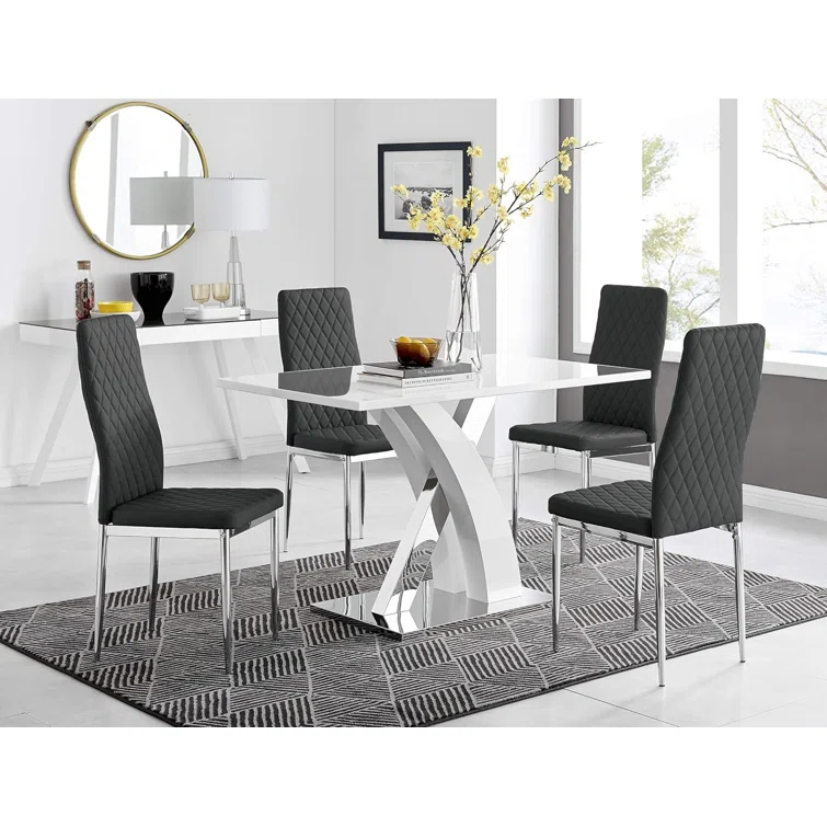 Conjunto de mesa de jantar branca com acabamento brilhante e 4 cadeiras de jantar de luxo em couro sintético.