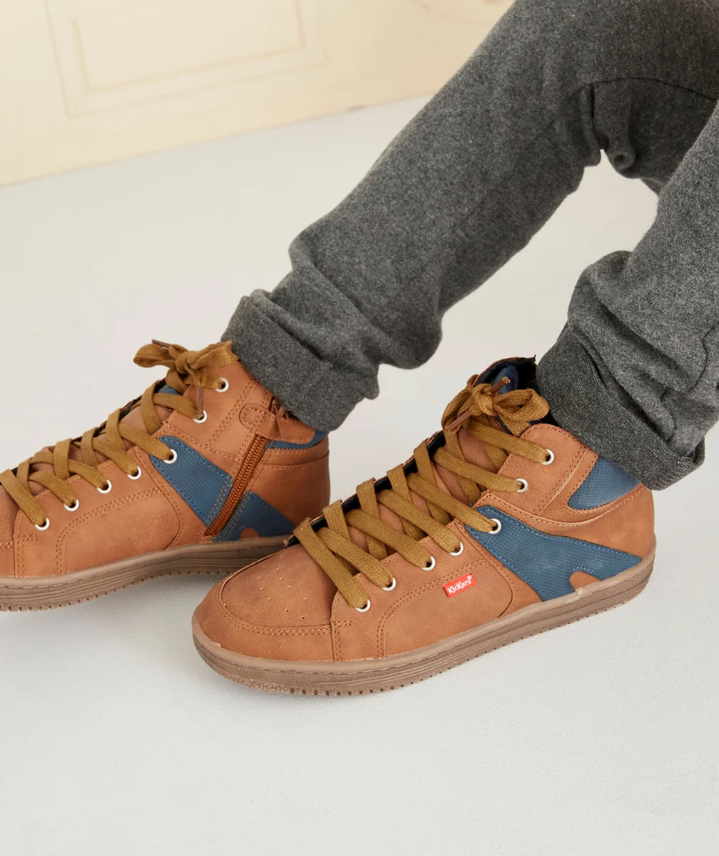 KICKERSBASKETS MONTANTES LOWELL GARÇON BLEU ET CAMEL AVEC LACETS