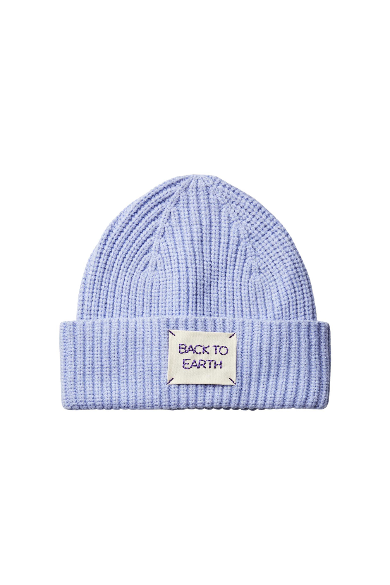 Gorro de malha macia com aba enrolada e detalhe com a inscrição 