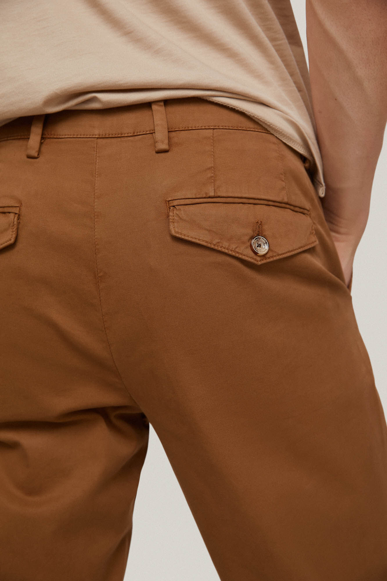 Calça chino premium flexível de corte regular - Marrom