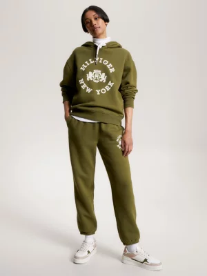 Moletom com capuz e logo flocado estilo universitário
