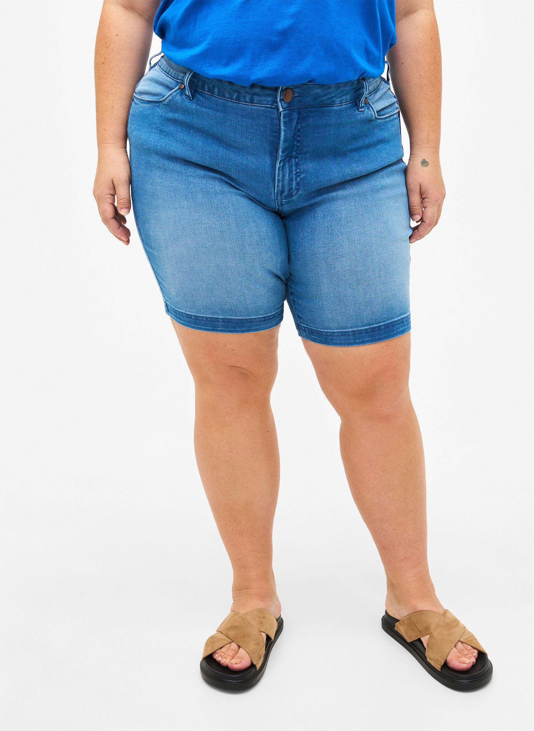 Slim fit Emily shorts med normal talje