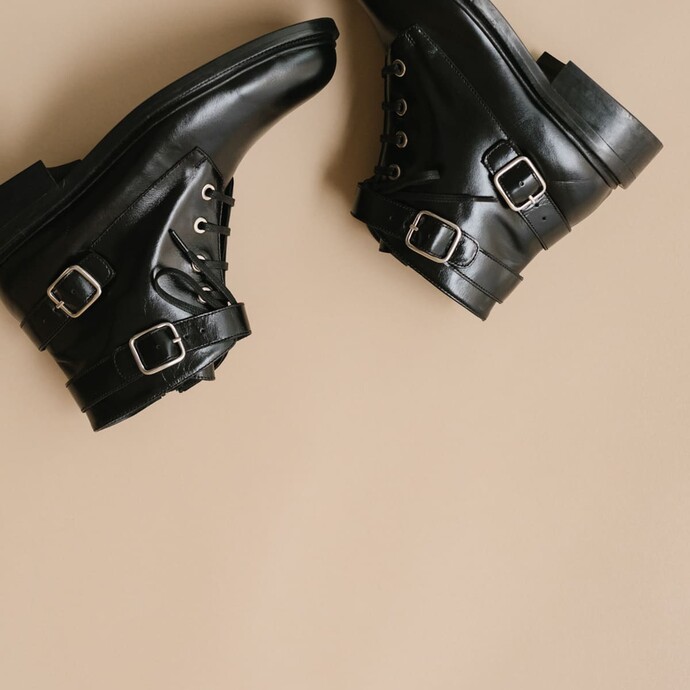 Boots à lacets et boucles argentées  en cuir noir