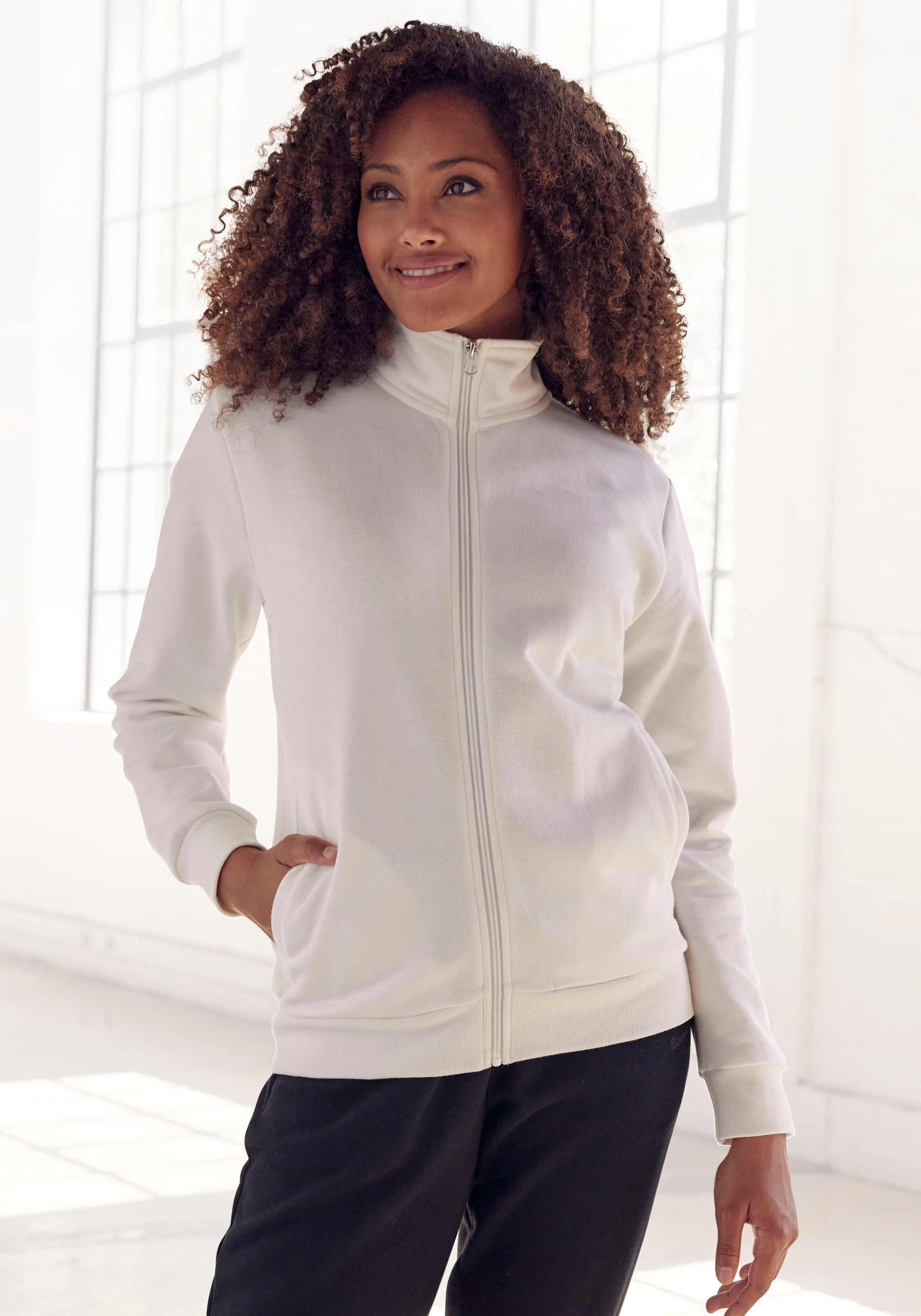 Bench. Loungewear Sweatjacke , Loungejacke mit Stehkragen und glänzendem Logodruck, Loungewear