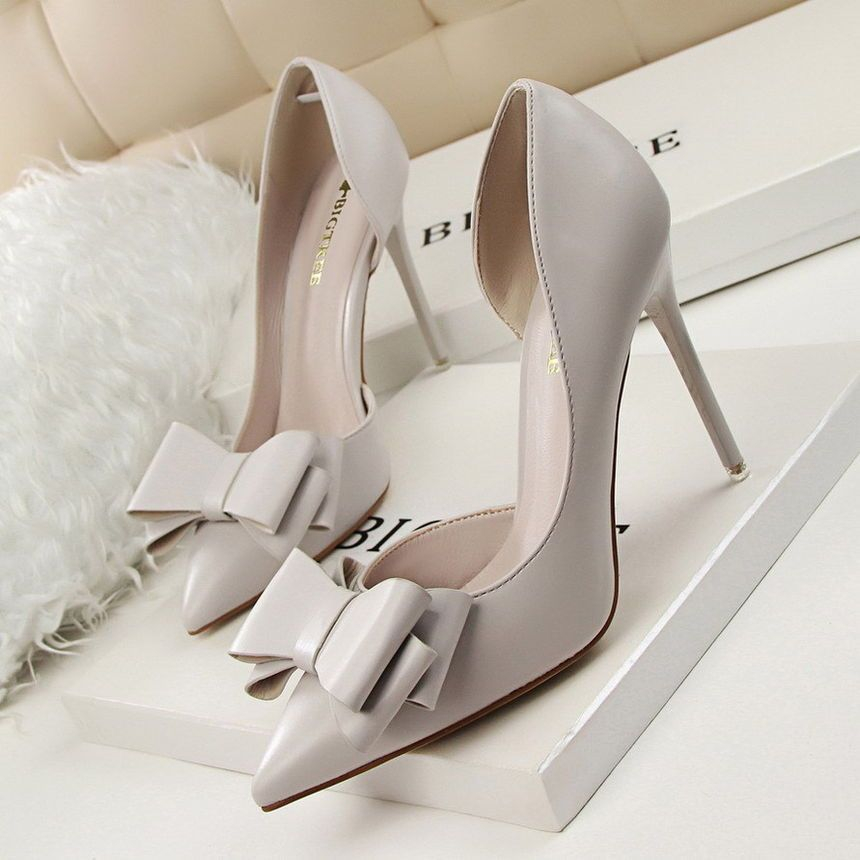 Niuna - Puntige stiletto's met strikaccent