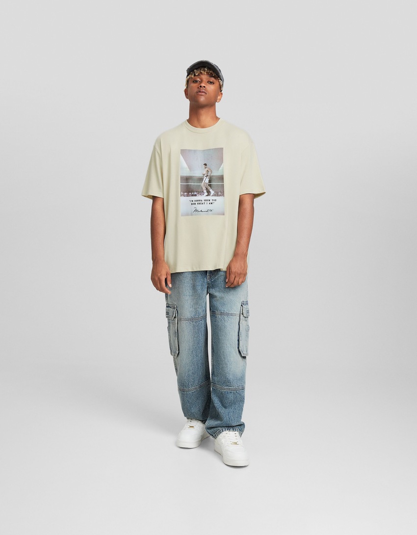 Camiseta de manga curta com estampa de Muhammad Ali e modelagem quadrada.