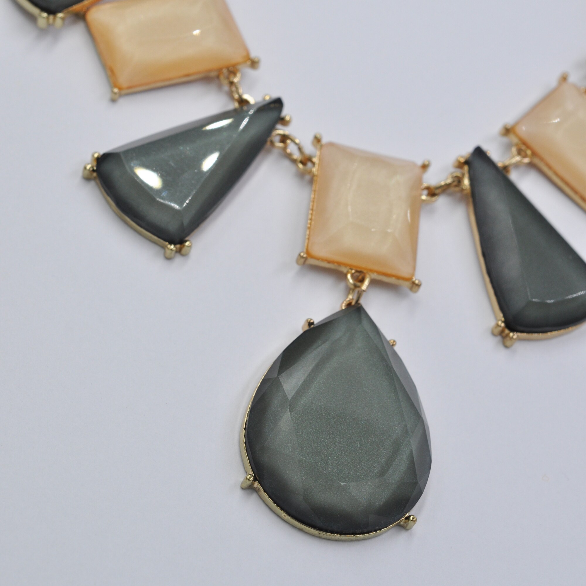 Steuer Modeschmuck Collierkette Metall Collier goldf. mit Perlmutt-Optik Zierde grau/champagner
