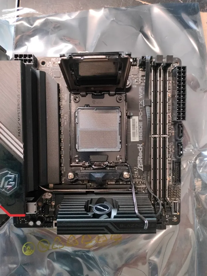 [OUTLET] - ASRock B650E PG-ITX WiFi - Bundkort - mini ITX - Socket AM5 - AMD B650 Chipset - USB 3.2 Gen 1, USB 3.2 Gen 2, USB-C 3.2 Gen2, USB-C 3.2 Gen 2x2 - Bluetooth, 2.5 Gigabit LAN, Wi-Fi 6 - onboard grafik (CPU påkrævet) - High Definition Audio
