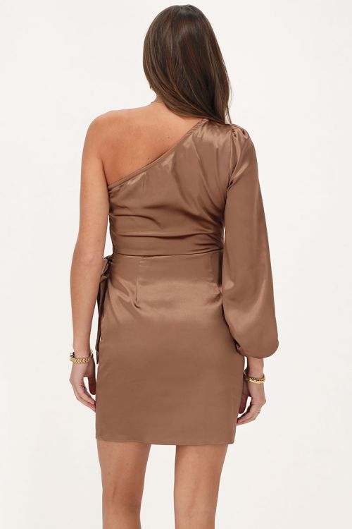 Bruine satijnen one-shoulder jurk met overslag