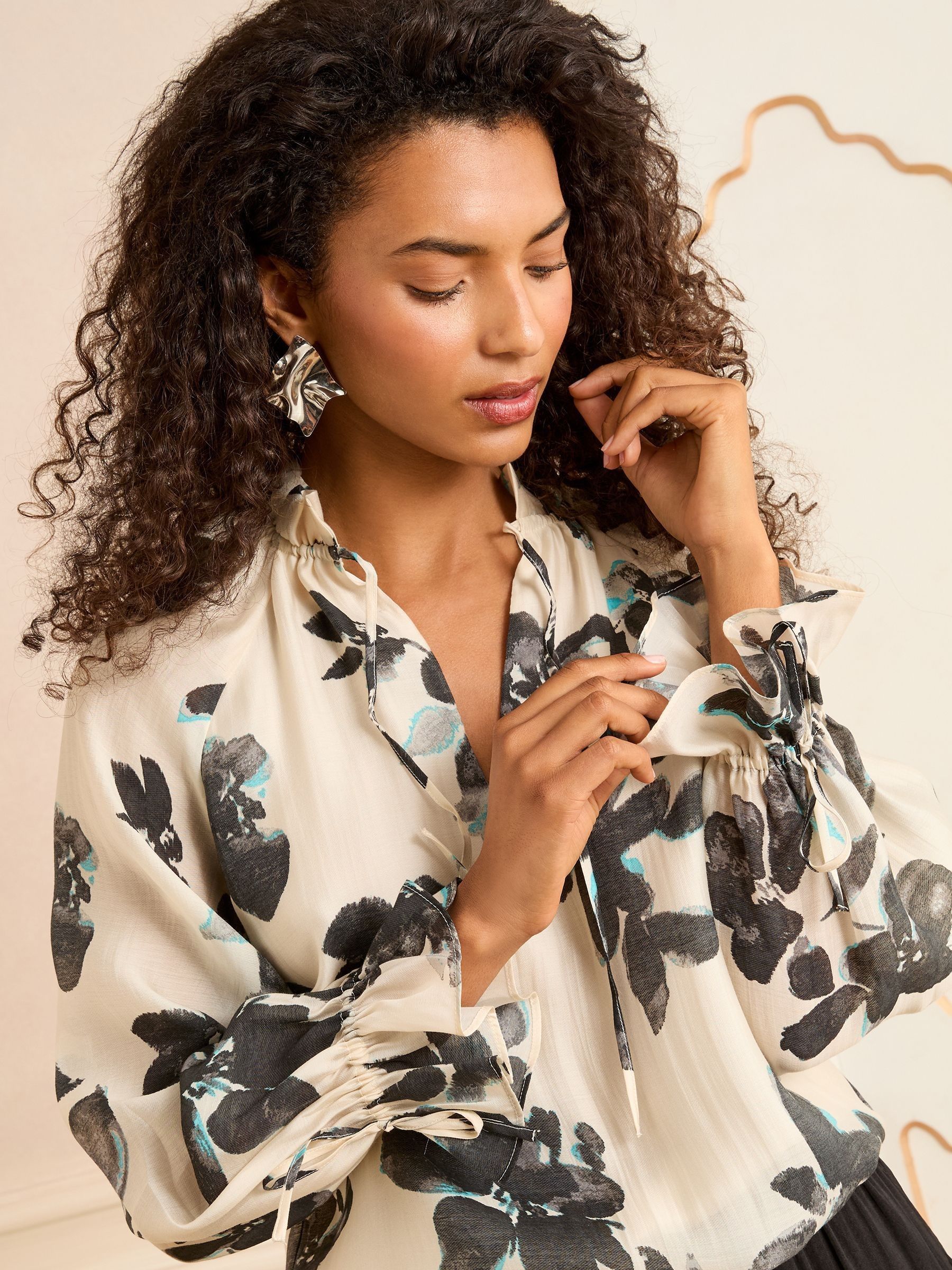 Wit Ecru Bloemen - Love & Roses Printed Shirred Notch Neck Long Sleeve Blouse