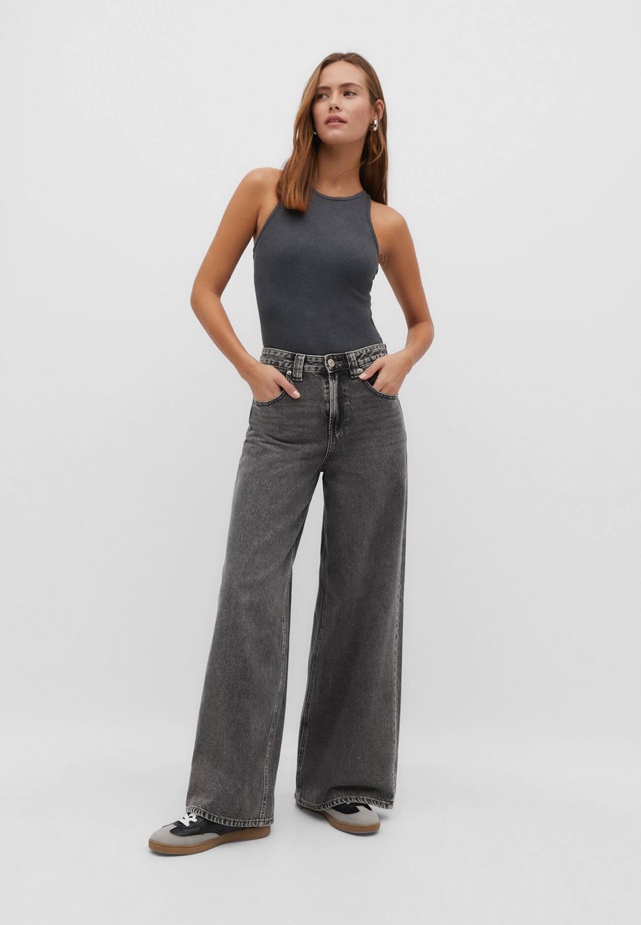 Body com decote halter e efeito desbotado nas costas.
