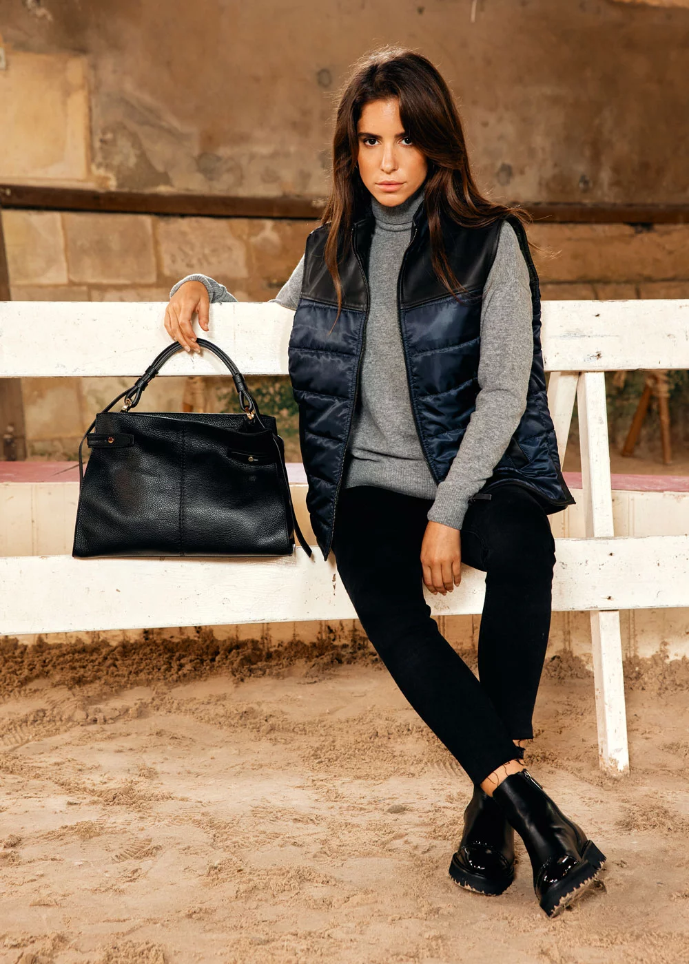 PORTE MAIN ANTOINETTE CUIR NOIR