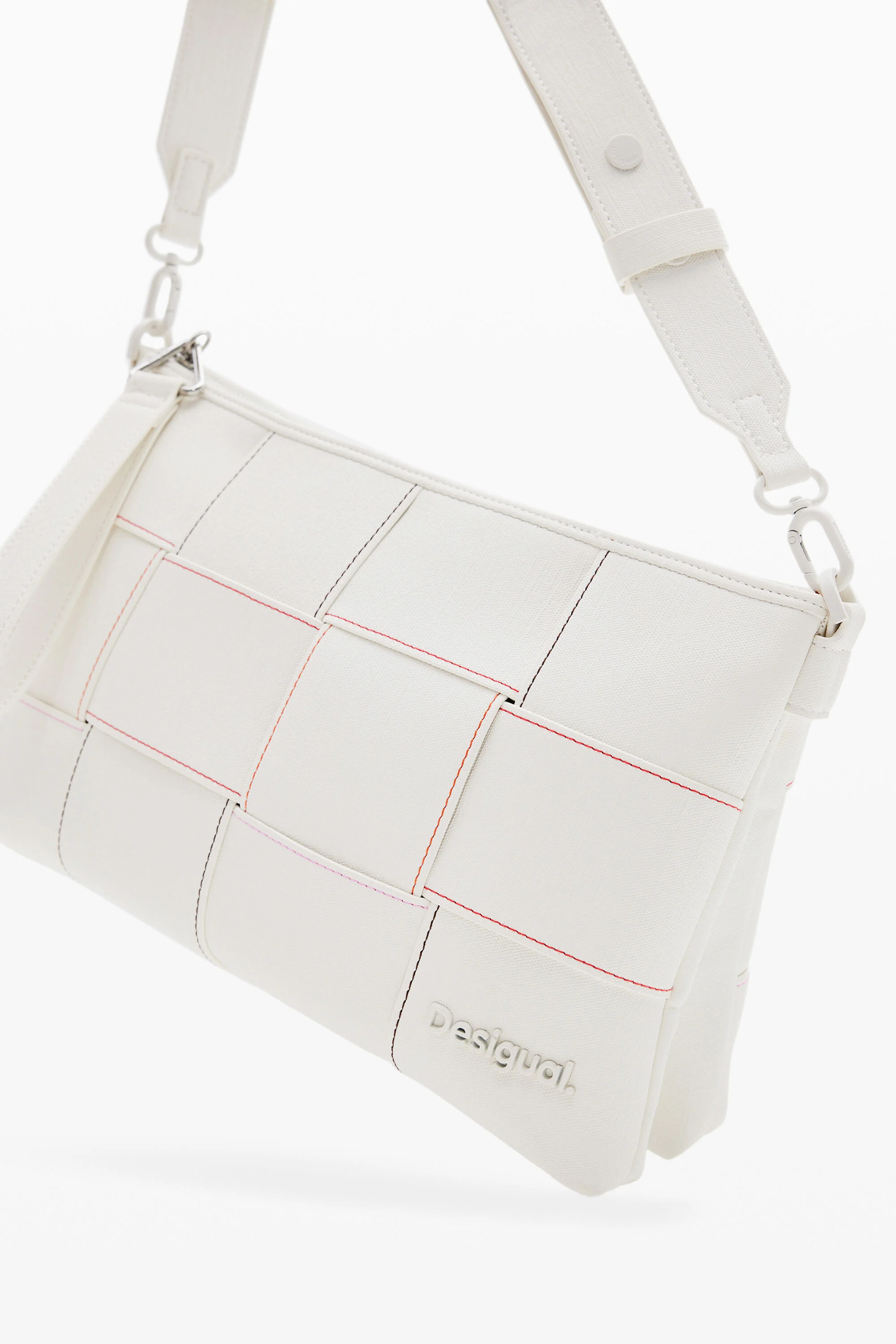 Bolsa transversal em formato de M com costura trançada.