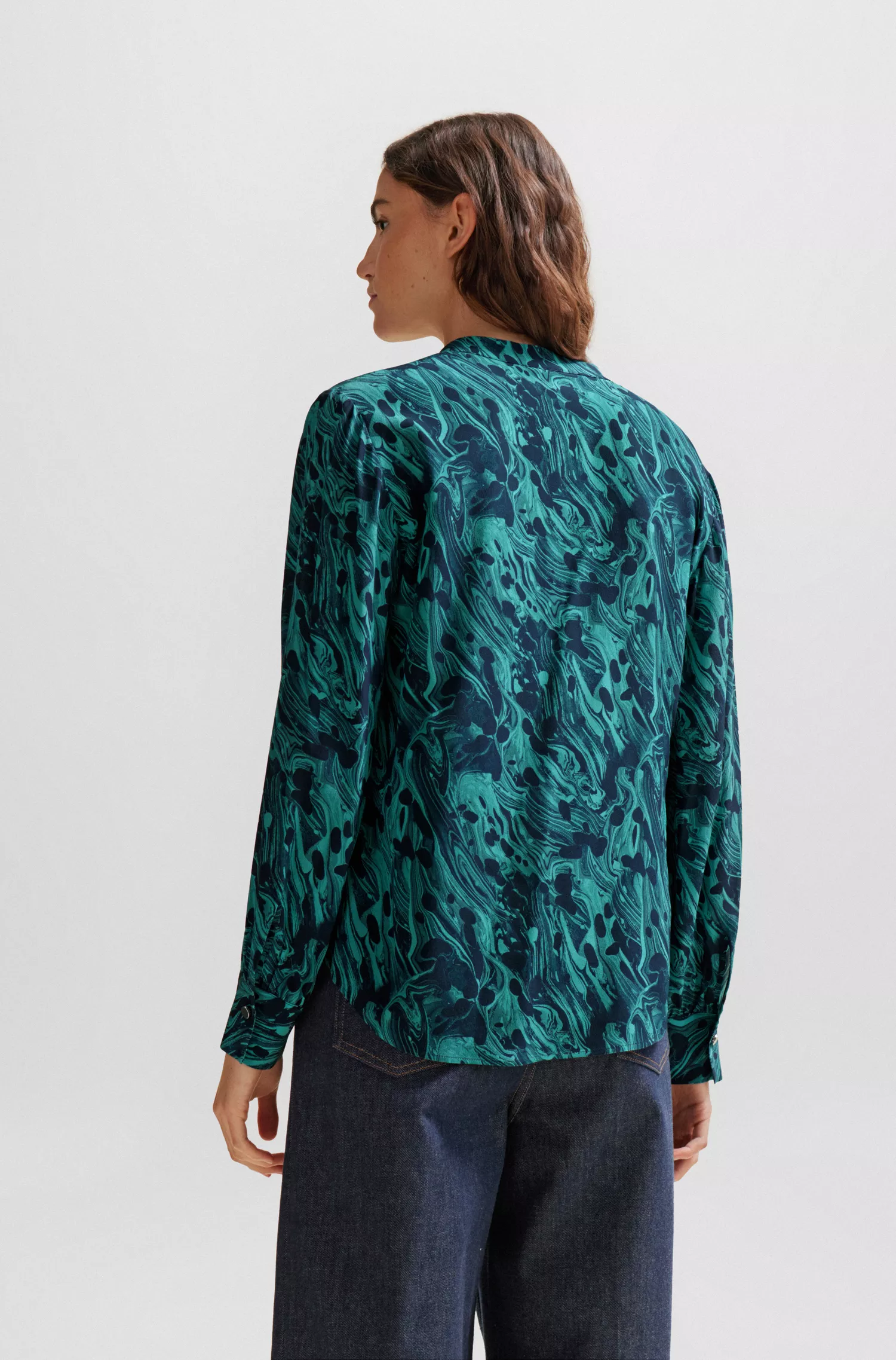 Blusa BOSS preta de corte regular em seda com estampa digital.