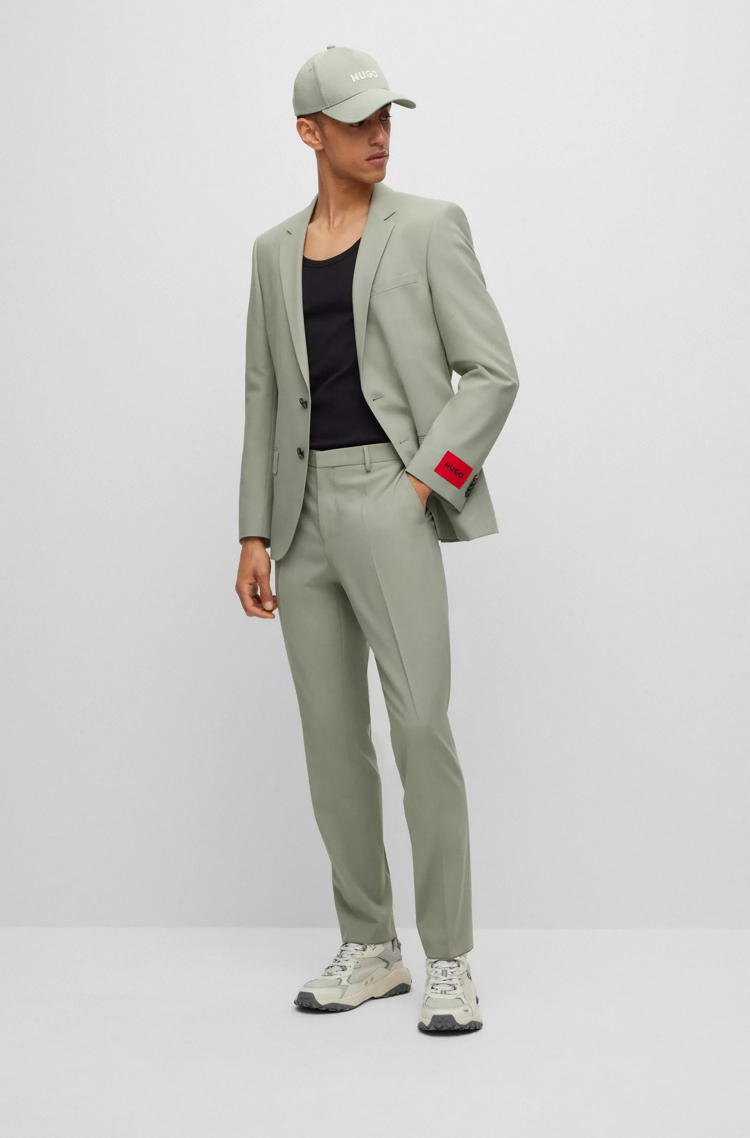 Terno HUGO vermelho, corte slim, em tecido elástico de alta performance.