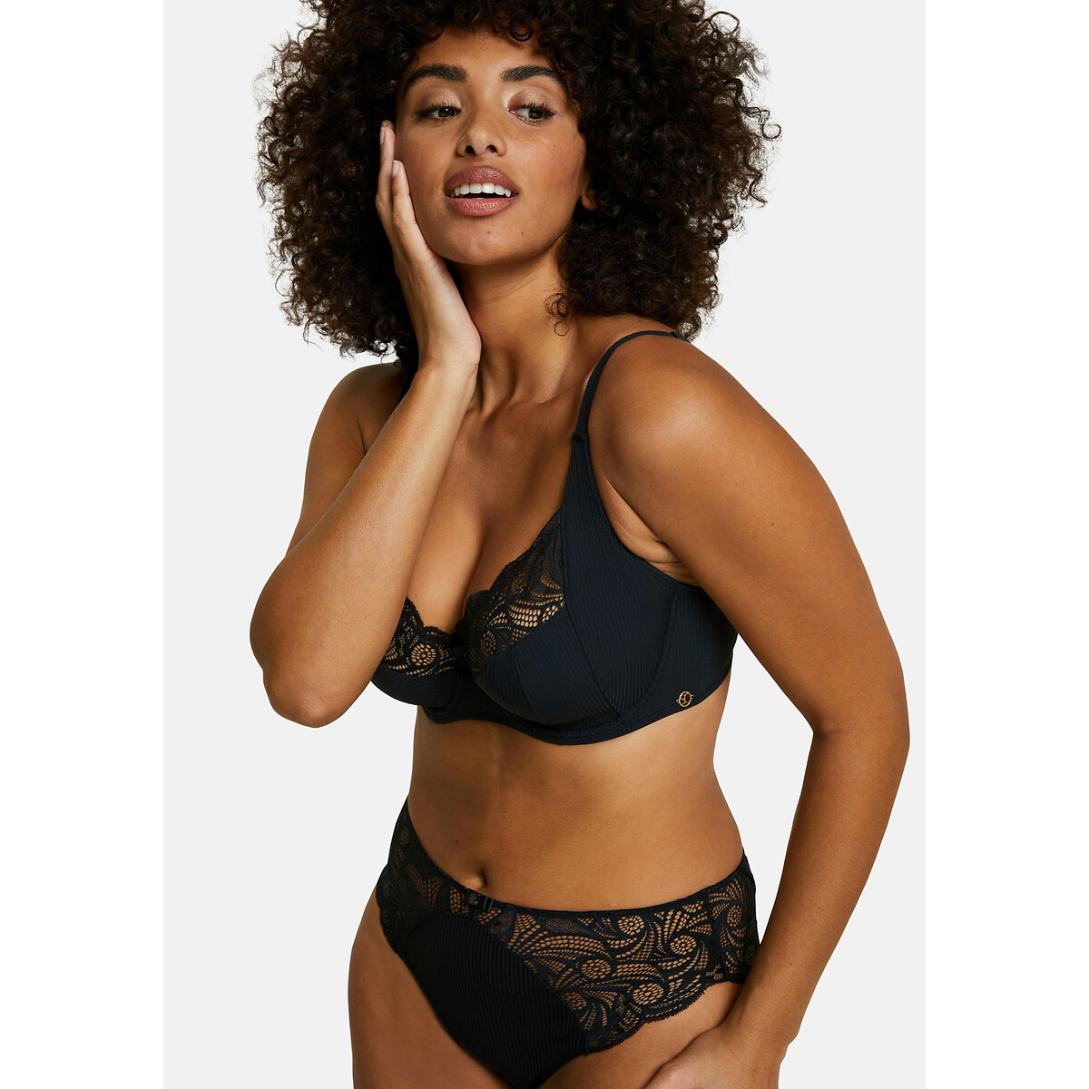 SANS COMPLEXE<br>Sapato slip-on Ariane Essential em renda e microfibra