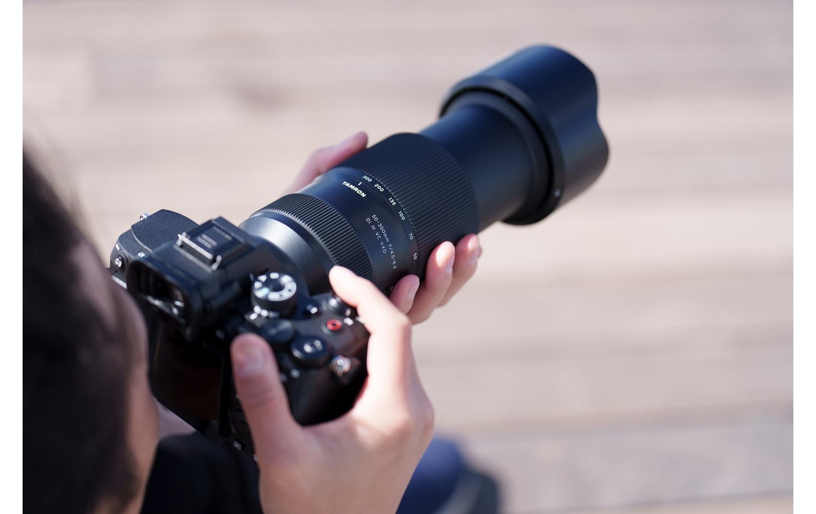 Zoomobjektiv AF 50-300mm F/4.5-6.3 Di III VC VXD<br>All-in-One-Telezoom mit einzigartigem Gewicht und Mobilität