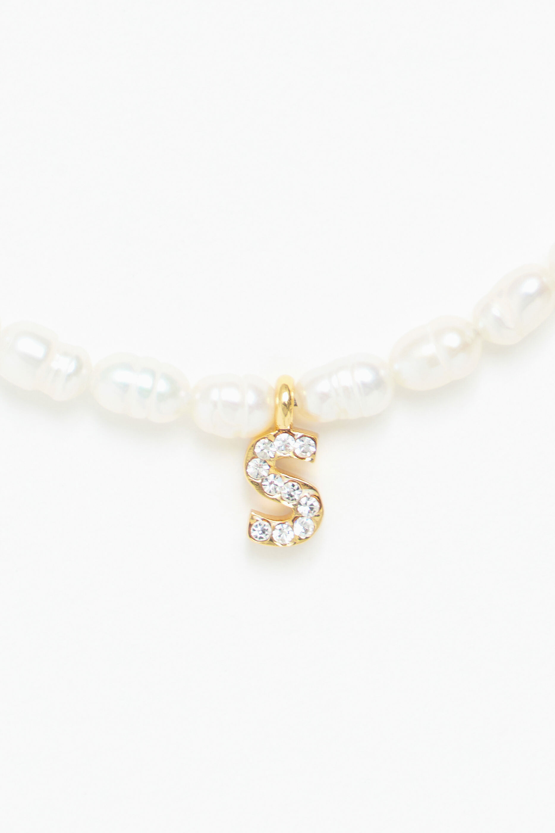 Colar de pérolas com a letra S