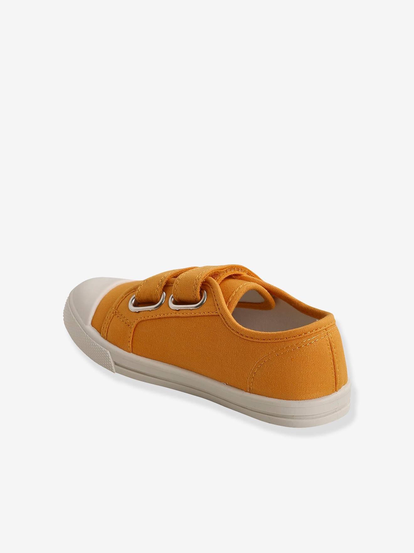 Tênis infantil de lona com fecho de velcro, cor mostarda.
