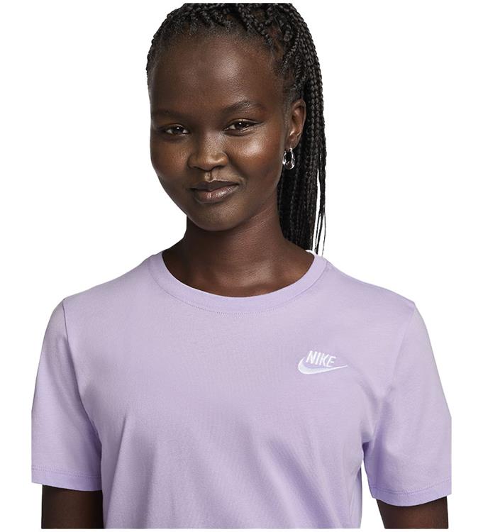 Nike Women Sportswear Club Essentials T-Shirt