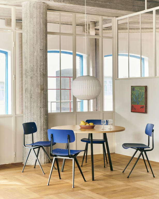 Hay Loop Stand Round eettafel Ø105 zwart onderstel, eiken gelakt