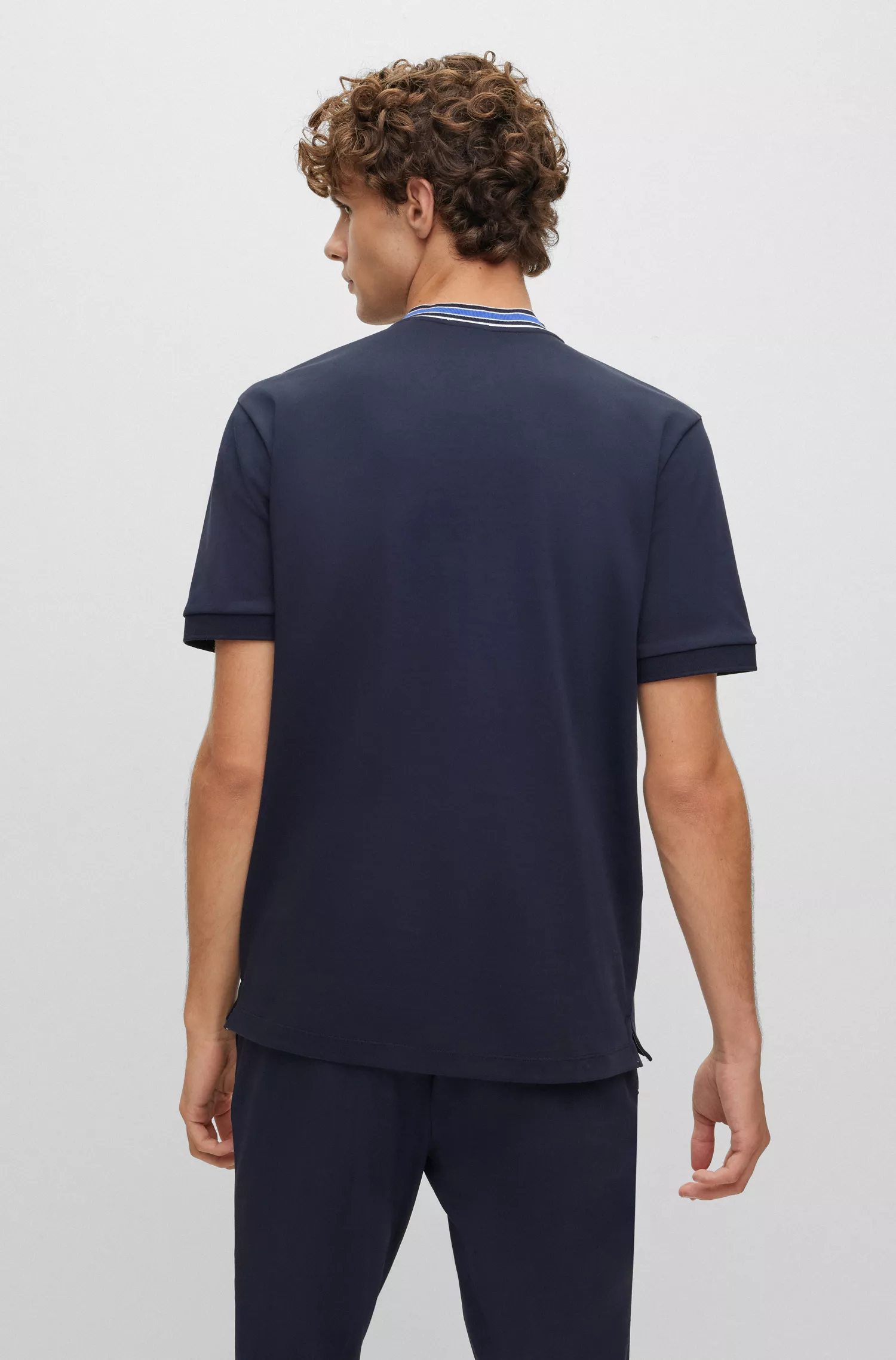 Camisa Henley BOSS em algodão interlock preto com detalhes listrados.