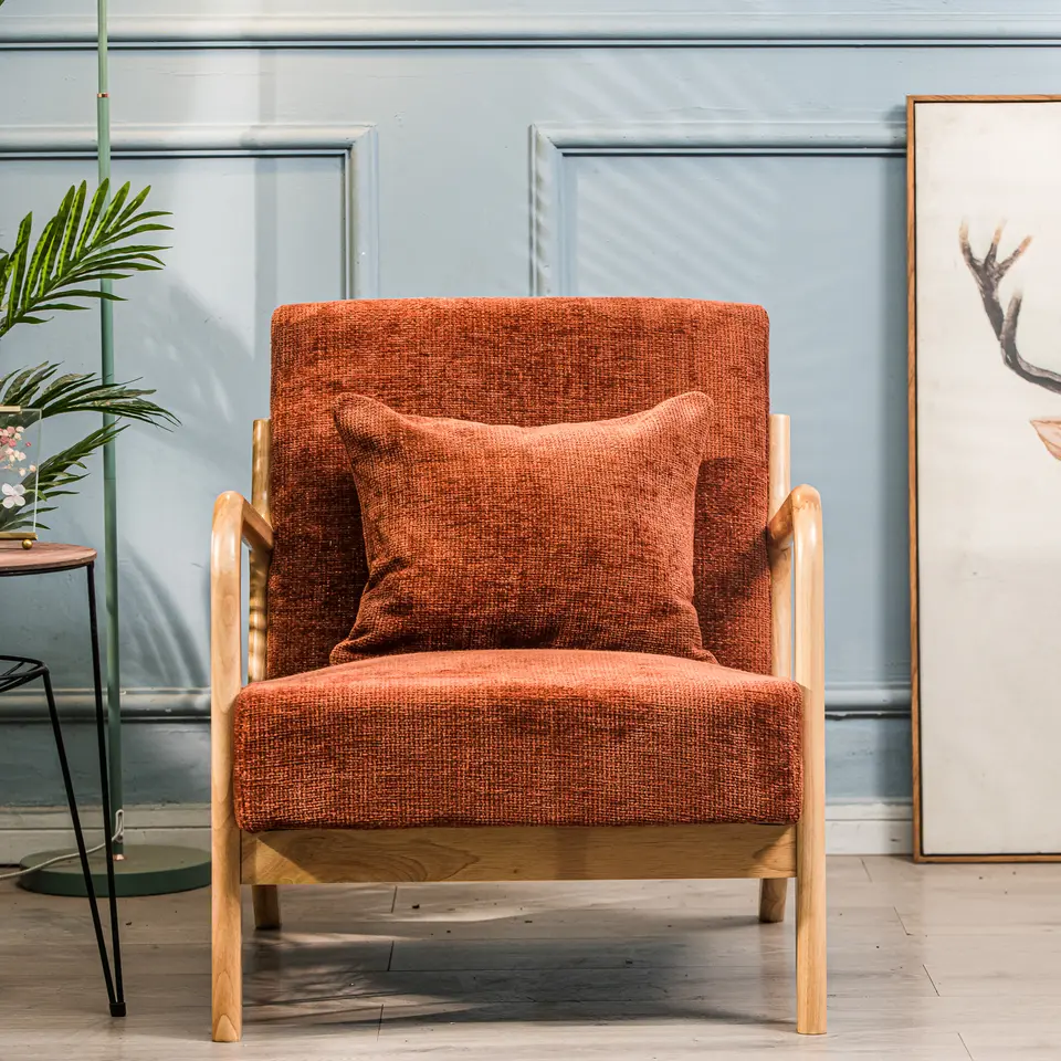 Fauteuil van massief hout en terracotta stof