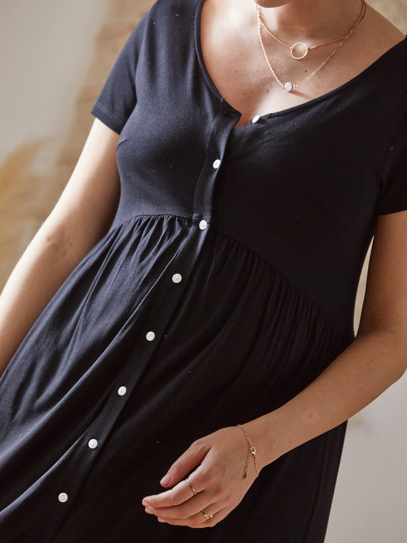 Vestido fluido e adaptável para gravidez e amamentação, preto liso.