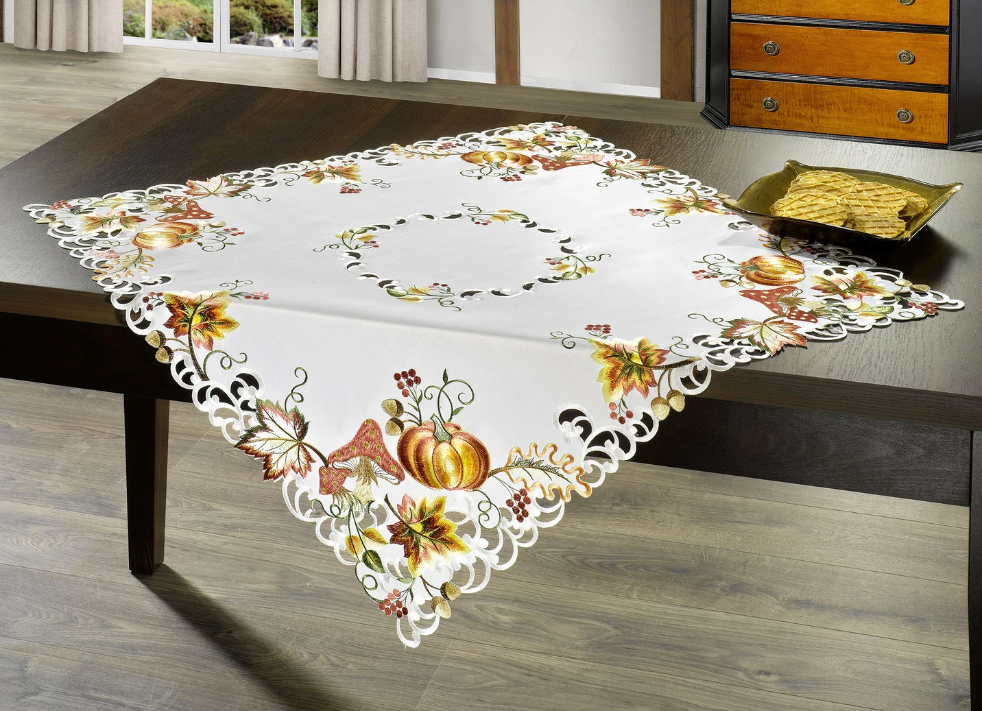 Tisch- und Raumdekoration mit herbstlichen Motiven
