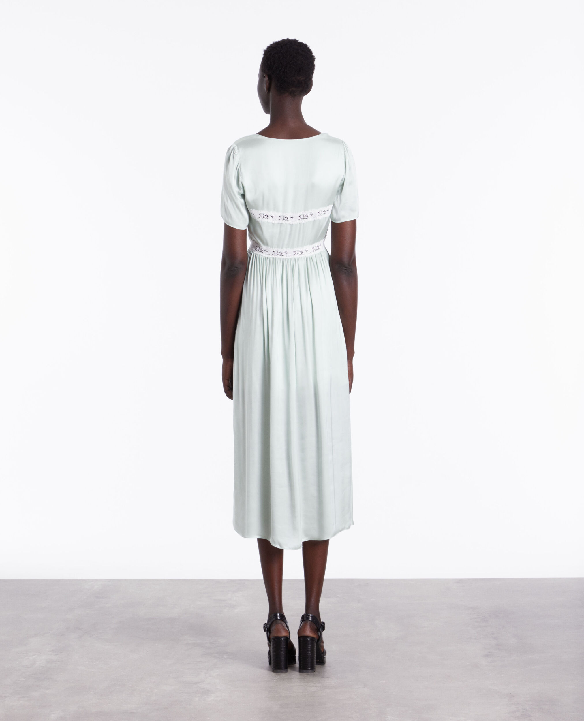 Robe longue vert clair avec détails en dentelle