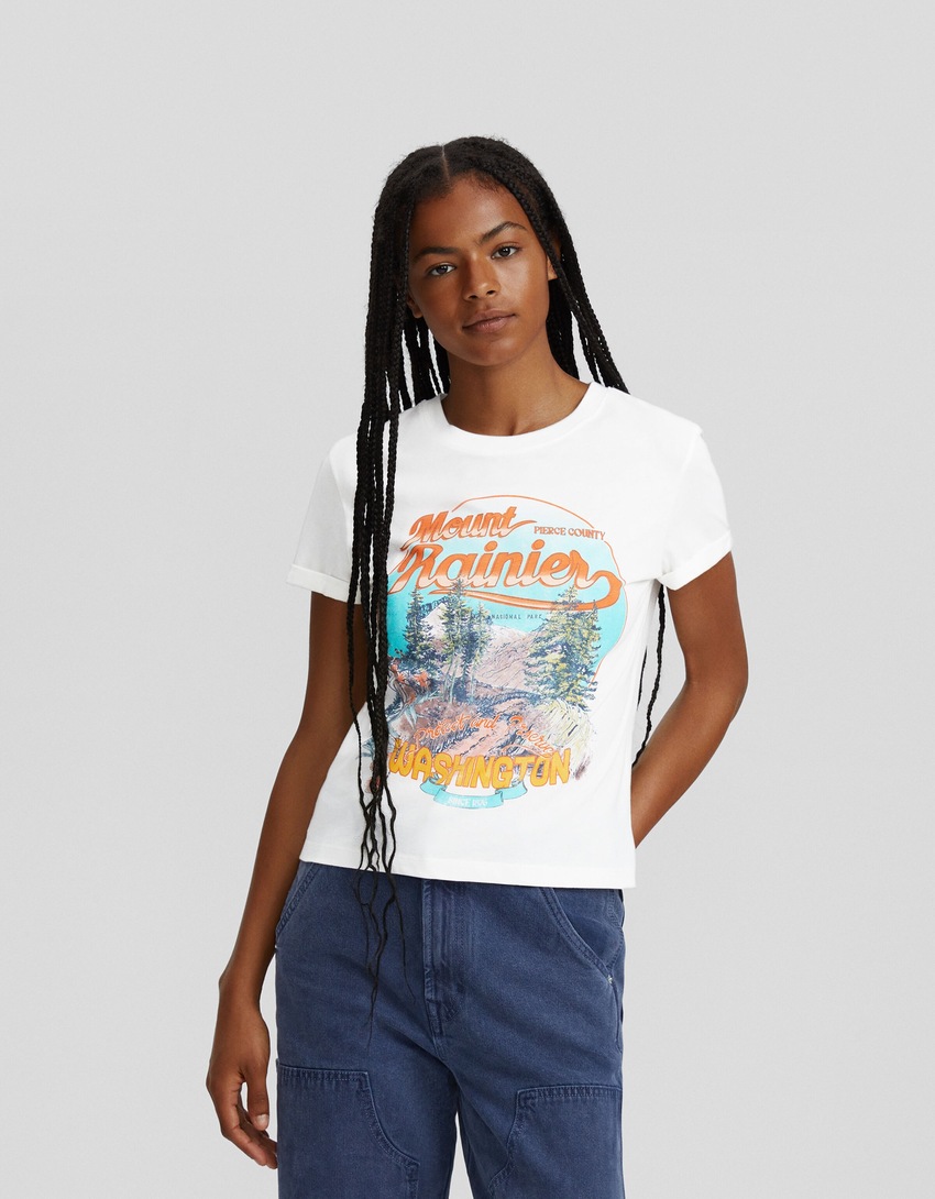 Camiseta de manga curta com estampa e modelagem ajustada
