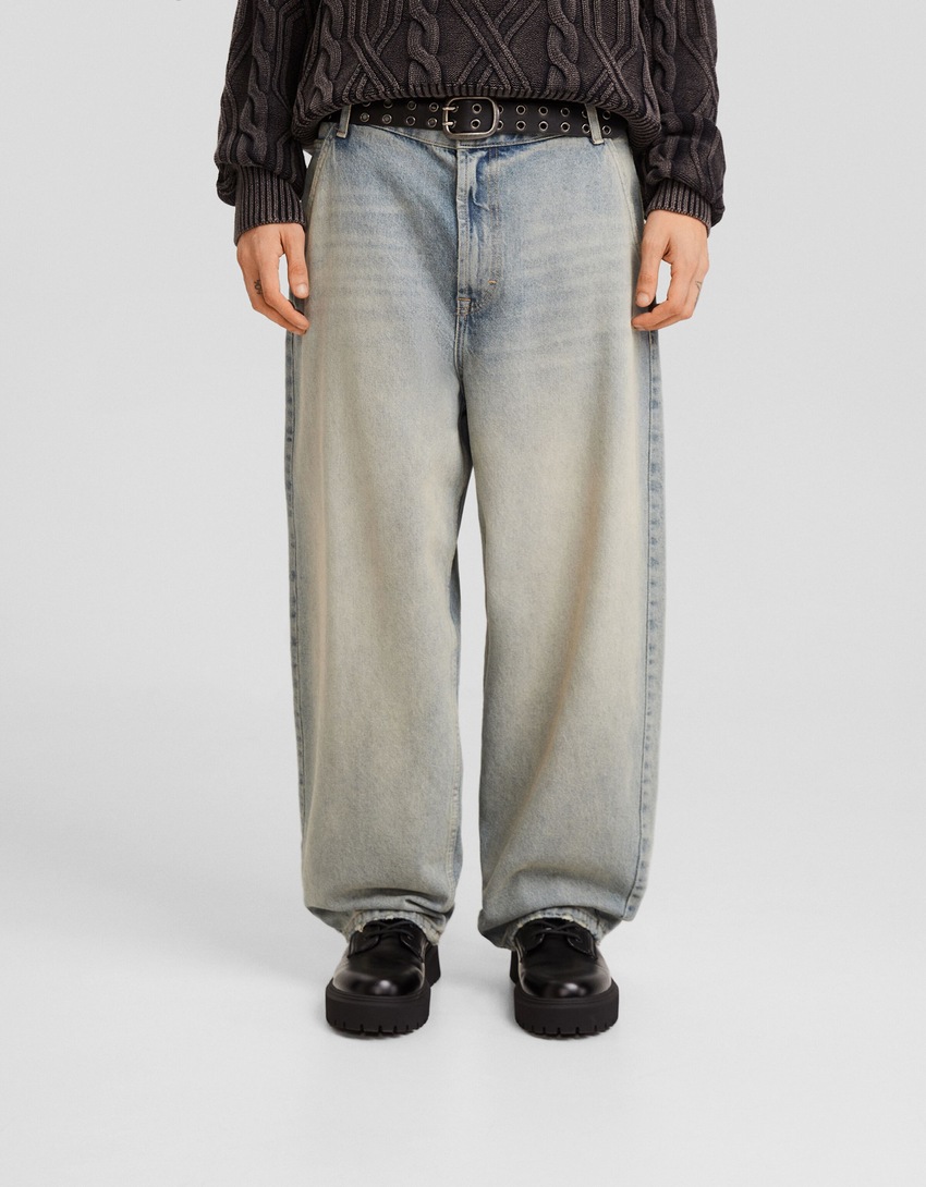 calça jeans estilo skater com efeito desbotado