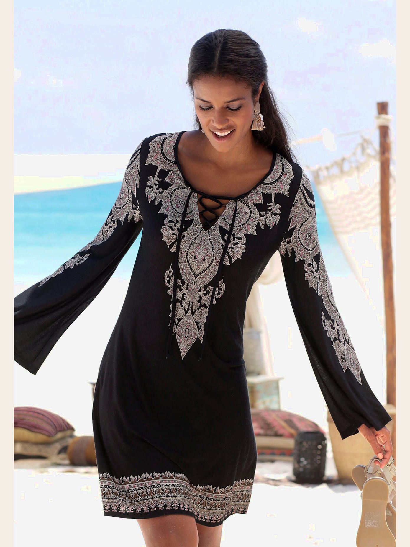 Robe en jersey robe caftan avec laçage à l'encolure