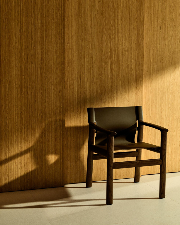 Kave Home Jan eetkamerstoel walnoot, donkerbruin gerecycled leer